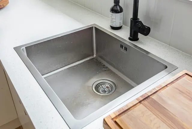 Illustratie bij verstopte wc of afvoer in gorinchem: zelf proberen of bellen?